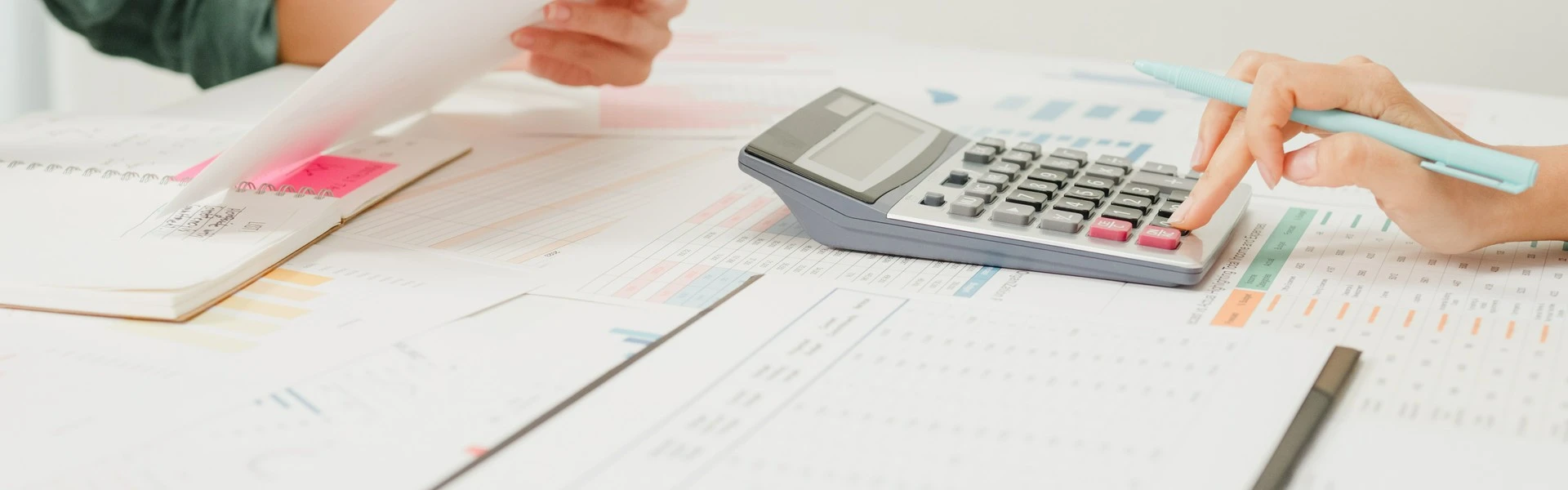 wskazywanie wykresów na laptopie