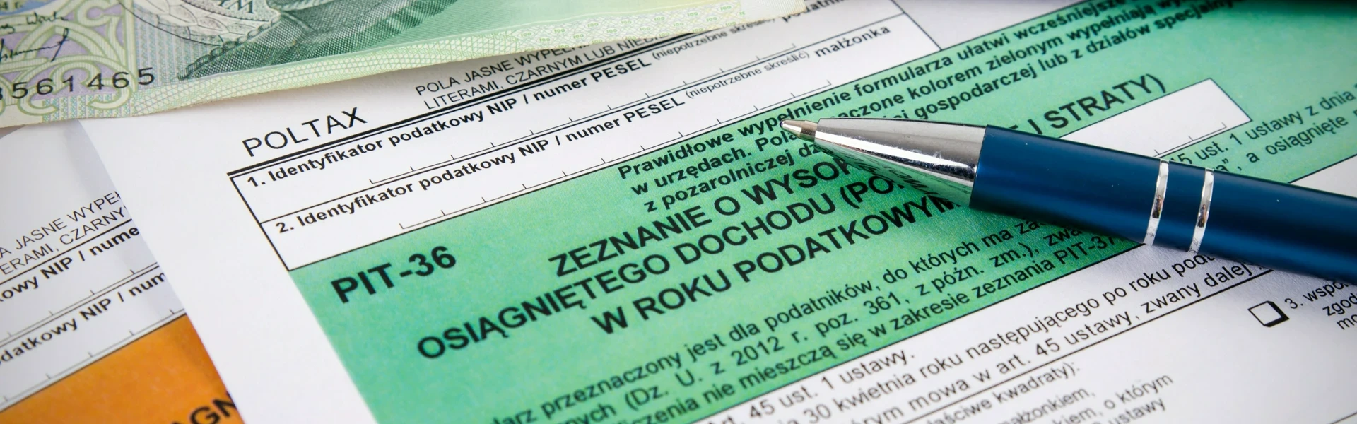 dwie osoby notujące wyliczenia